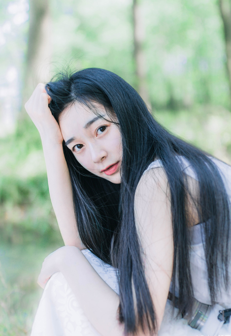 人之所以悲哀，是因为我们留不住岁月，更无法不承认，青春，有一日是要这么自然的消失过去。而人之可贵，也在于我们因着时光环境的改变，在生活上得到长进。岁月的流失固然是无可奈何，而人的逐渐蜕变，却又脱不出时光的力量。——三毛